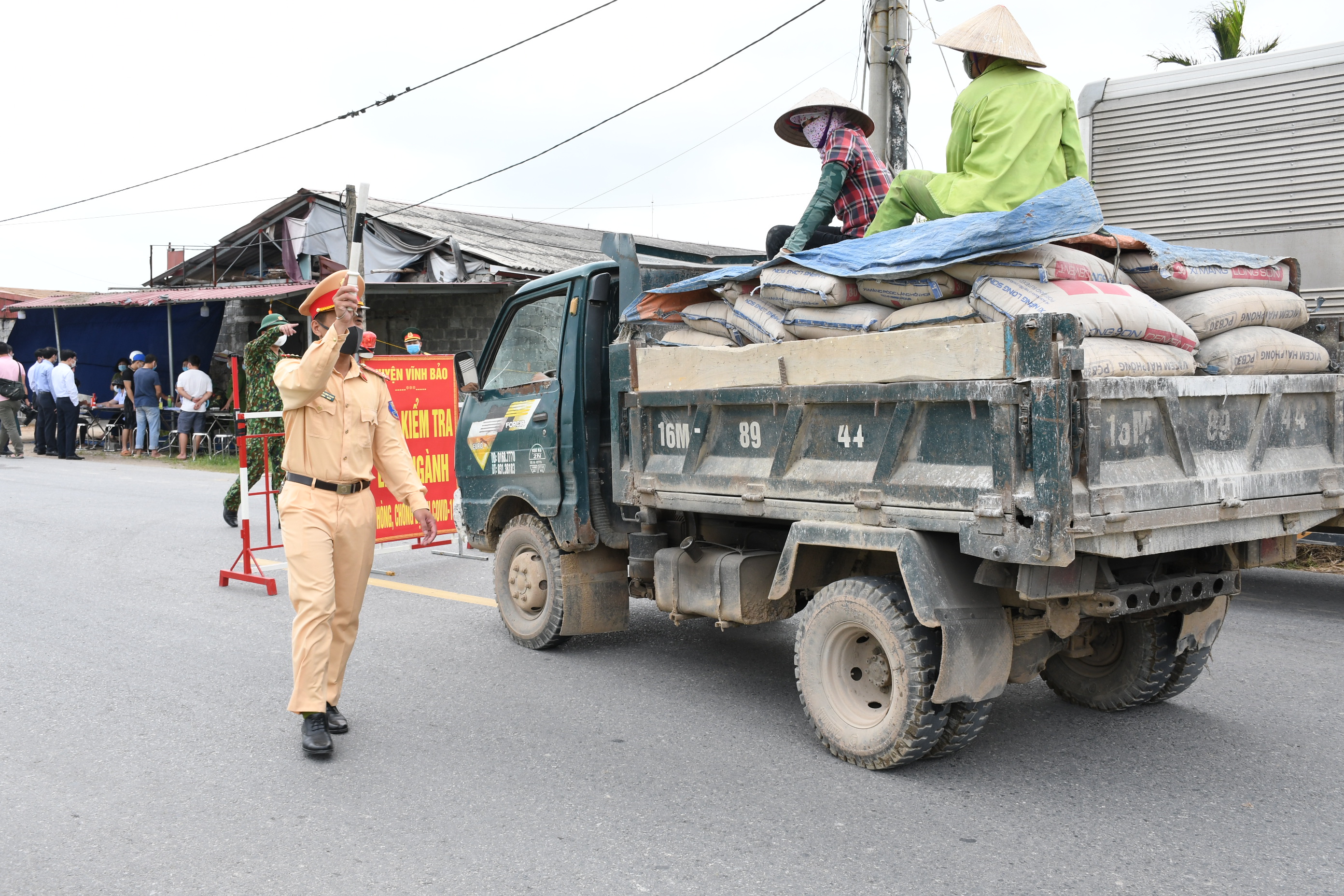 Tăng cường xử phạt lỗi phương tiện chở hàng quá khổ, quá tải, tự ý cải tạo phương tiện